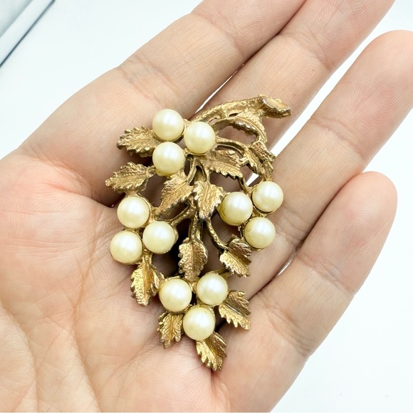 Vintage Gold Tone  Faux Pearls Leaf Grapes Brooch - Picture 5 of 6